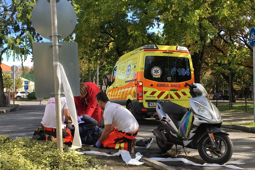 Elesett egy motoros a főtéri útzárnál