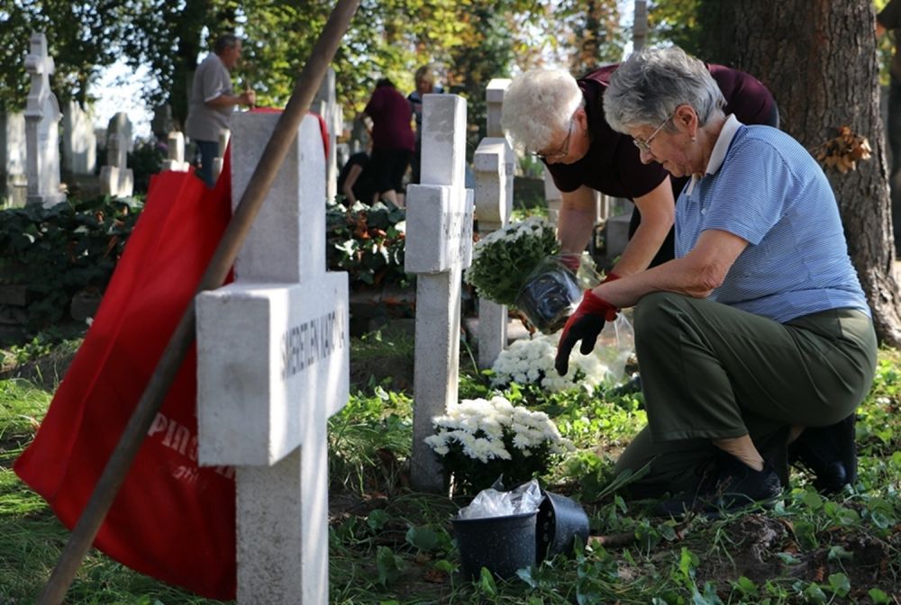 Kitakarították a hadisírok környékét (galéria)