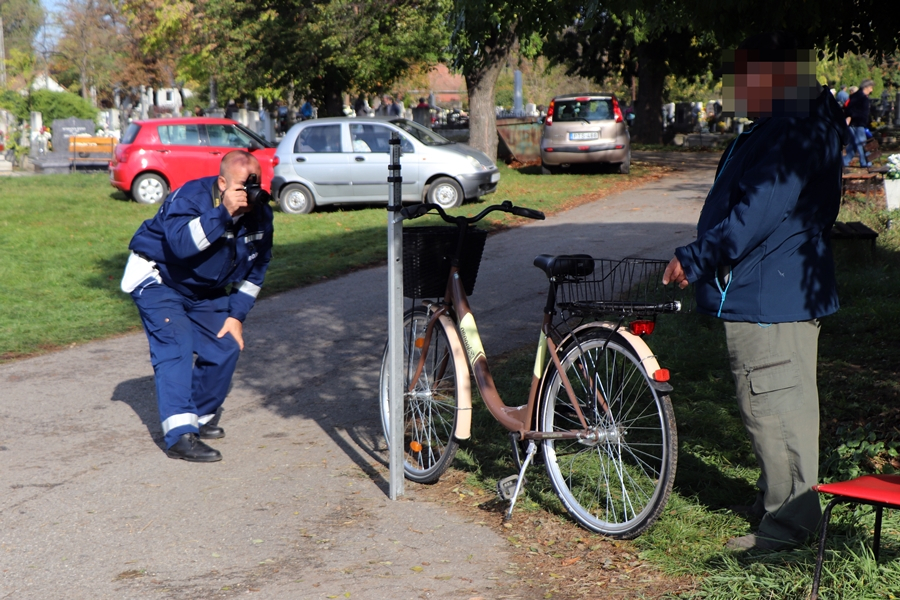 Kerékpáros-baleset volt a temetőben