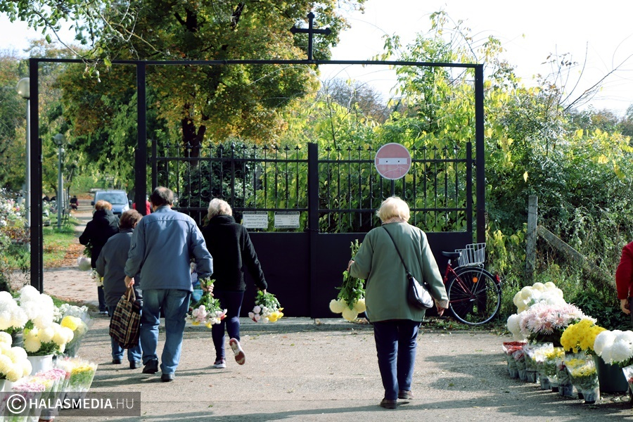 Nagy forgalom a temetőknél (galéria)
