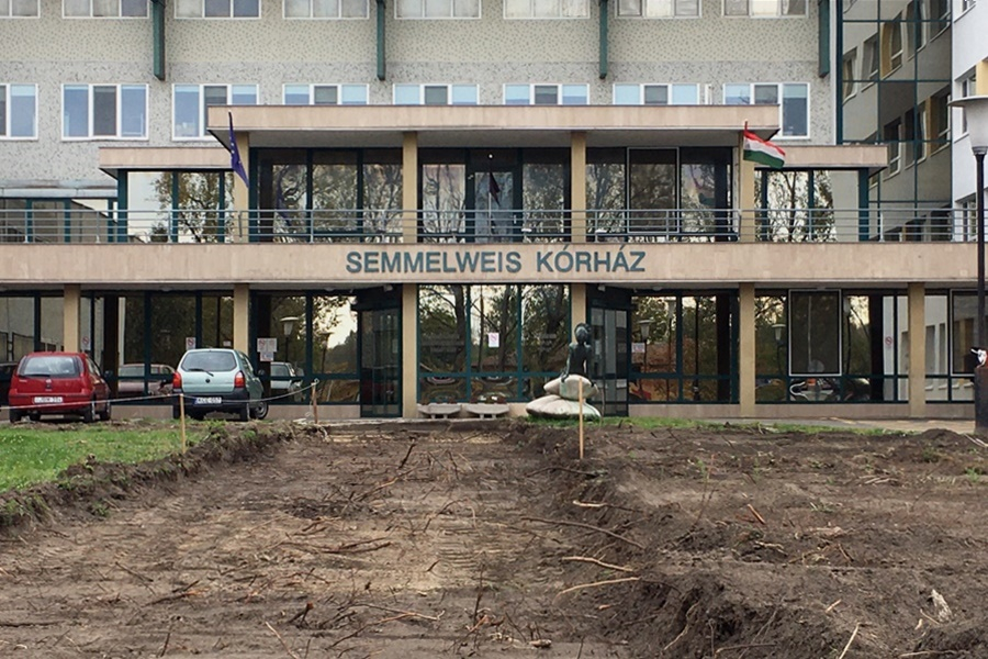 Elkészül a kórházi főbejárathoz vezető járda