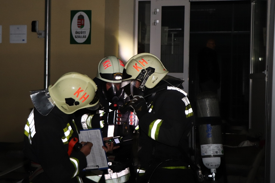 Tűzoltók a volt őrzött szálláson