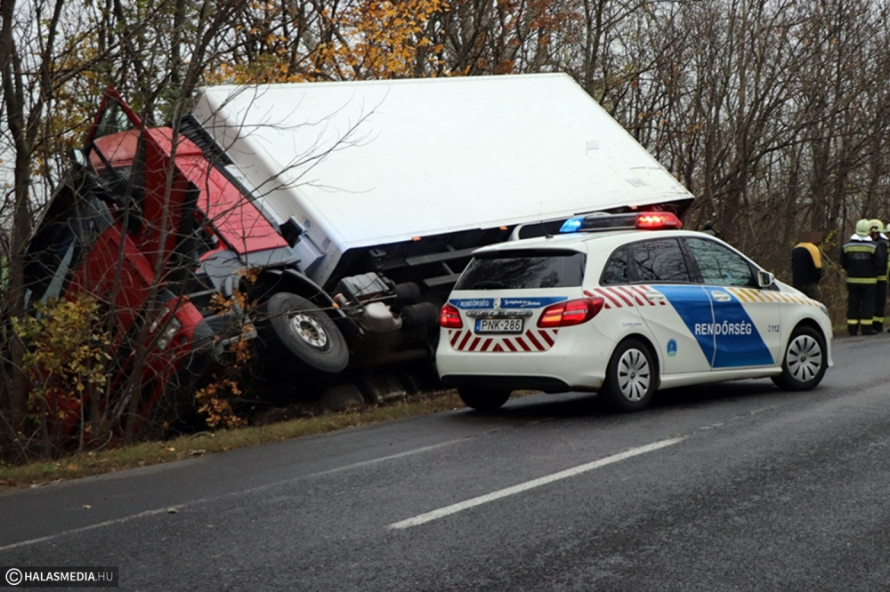 Oldalára borult egy Iveco Harkakötöny közelében