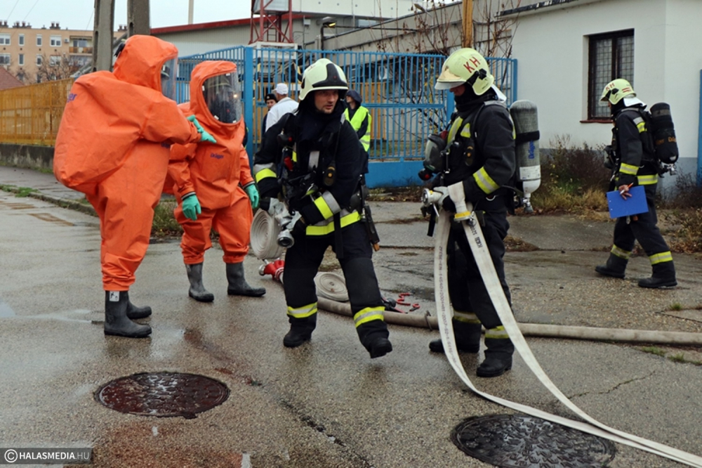 Riadó a Barneválban: ammóniaszivárgás-elhárítási gyakorlat volt (galéria)