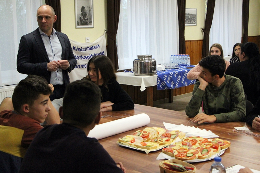 Police Café roma fiatalokkal
