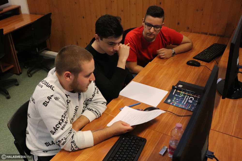 Programozói verseny volt a Tekóban (galéria)