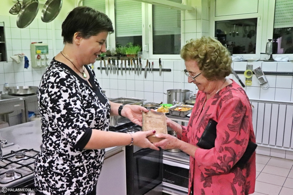 Egy 180 éves szakácskönyvet adományoztak a Várinak (galéria)