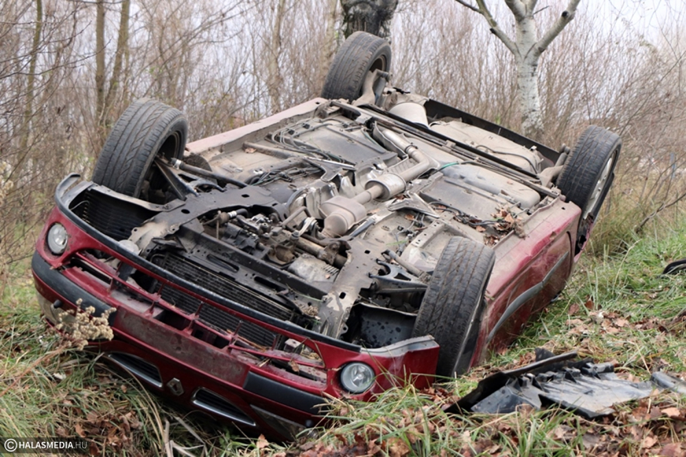 Felborult egy Renault a Kolmann utcában (galéria)