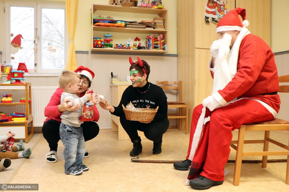 A bölcsődébe a Mikulás és a Krampusz is vitt ajándékot (galéria)