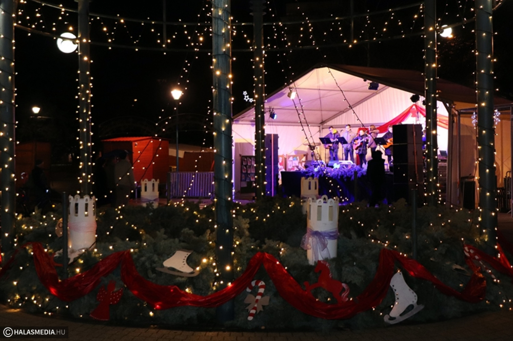 Vidám sziládys műsor az esős főtéren (galéria)