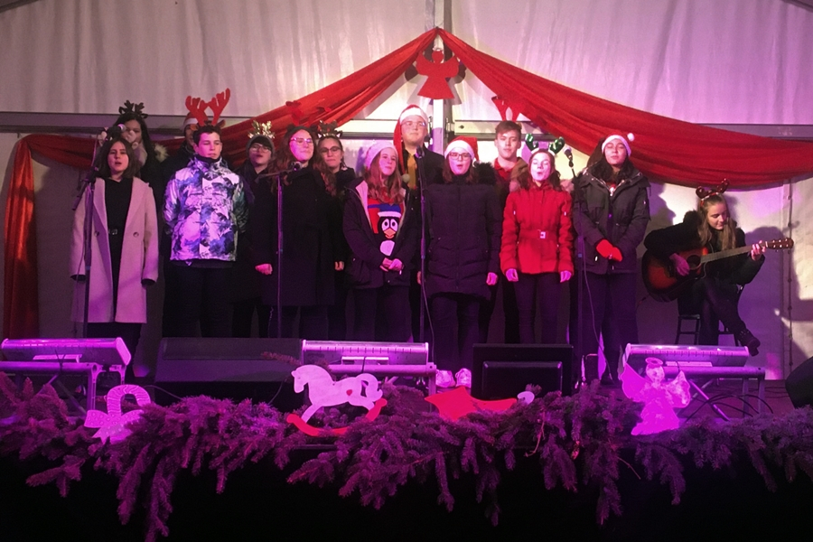 Karácsonyi hangulatot varázsoltak a főtérre a bibós diákok