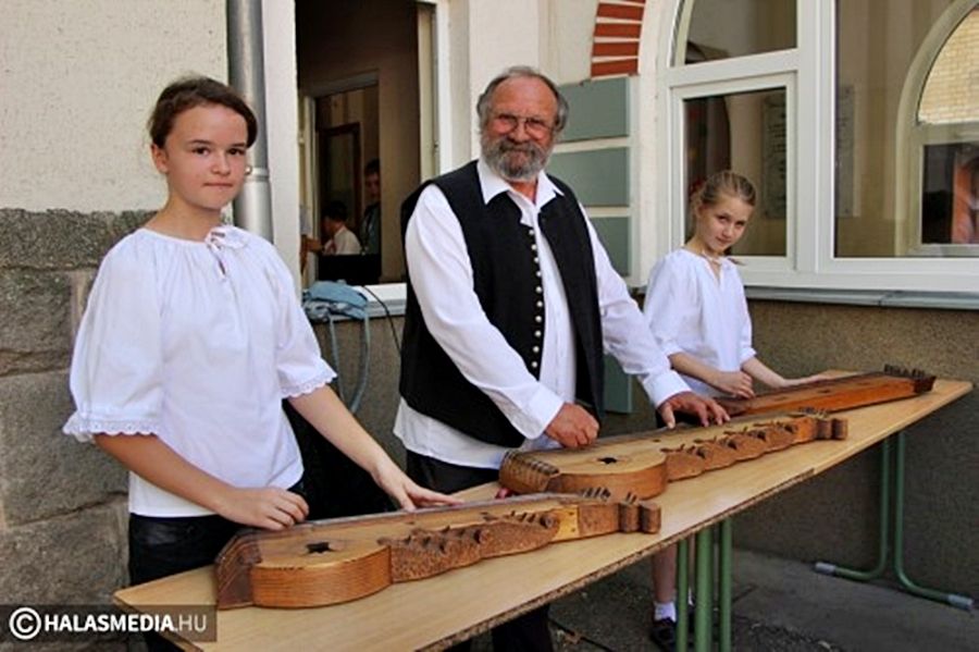 Szűcs Sándor és a Szilaj Citerazenekar kapja a városi közművelődési díjat