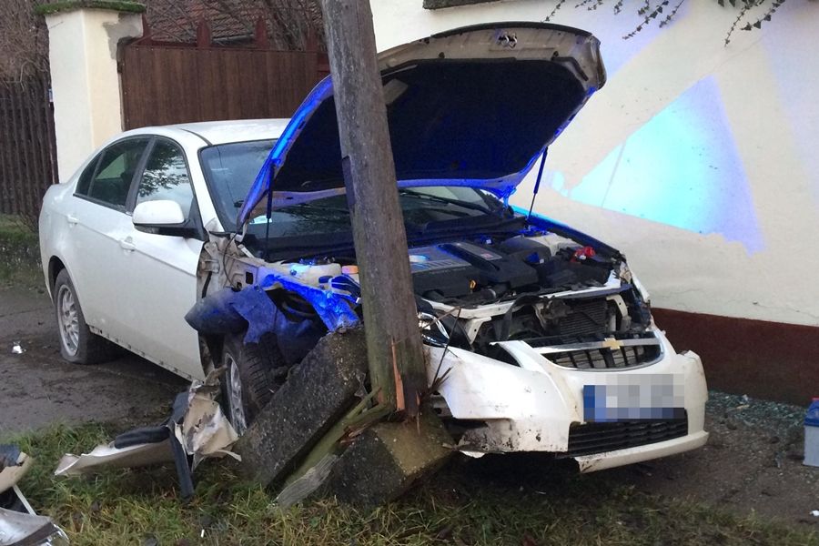 Fának és villanykarónak ütközött egy Chevrolet Jánoshalmán (galéria)