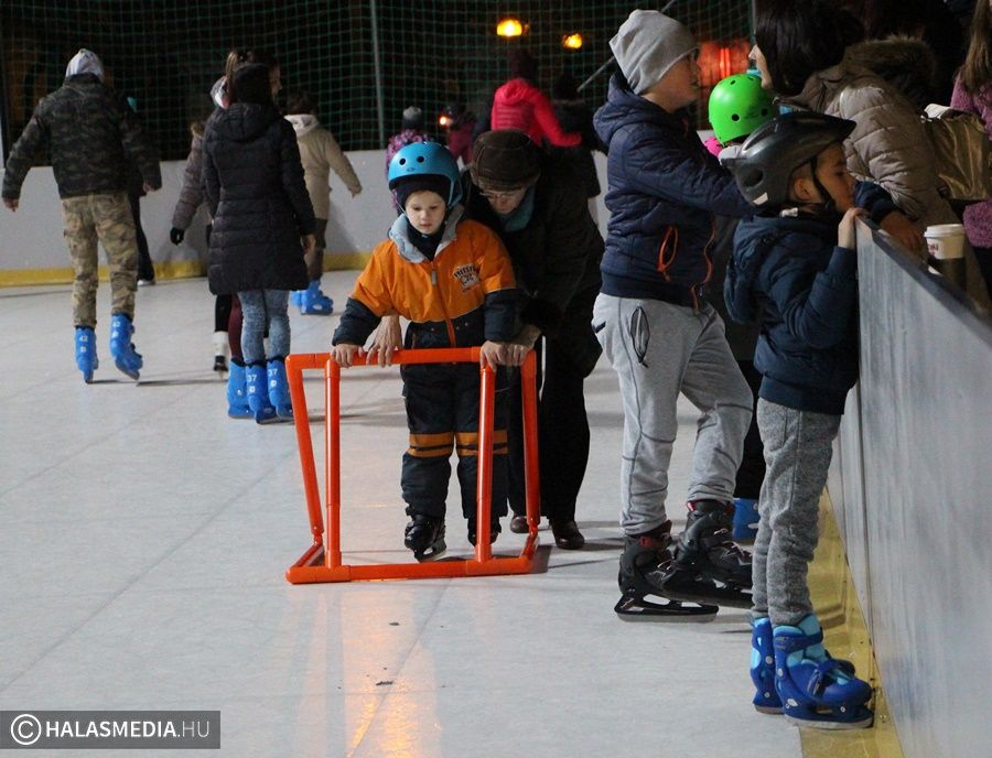 Gyerekeket vár a sziládys korcsolyapálya