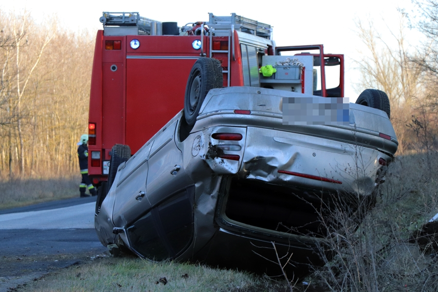 Felborult egy Fiat a zsanai úton (galéria)