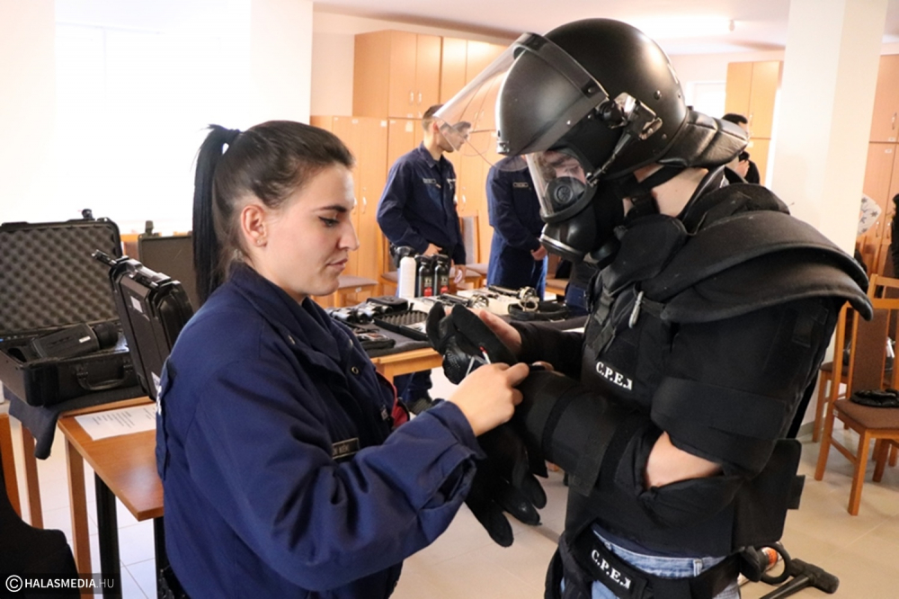Diákok ismerkedtek a Készenléti Rendőrséggel (galéria)