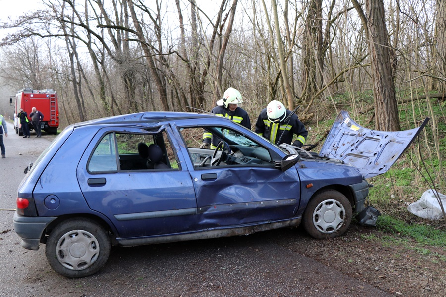 Fának ütközött egy Renault a fehértói úton (galéria)