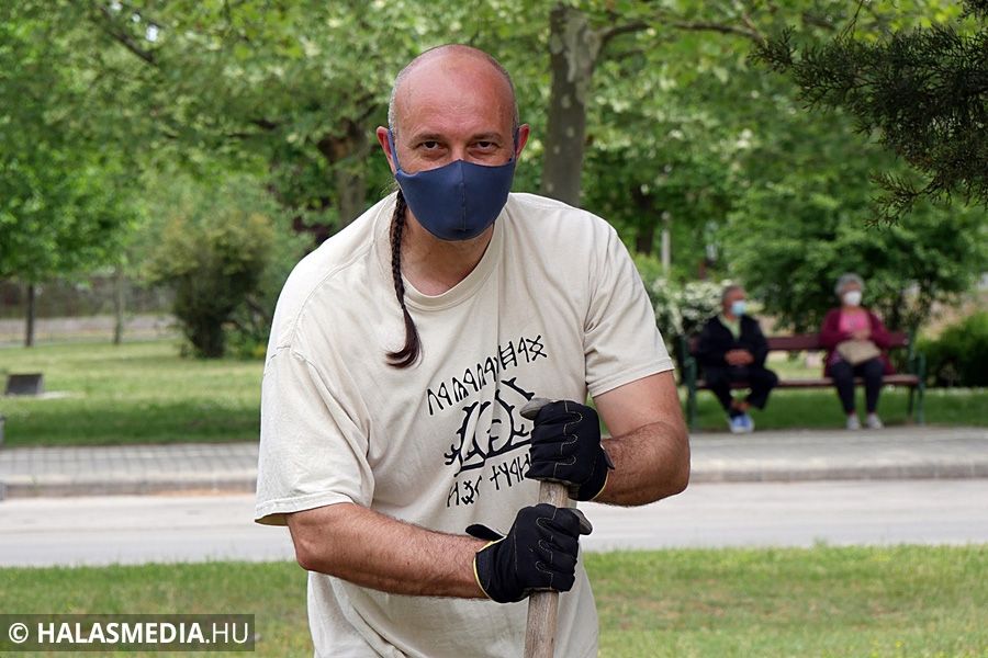 Trianon Liget- sárga kő jelzi az egykori határt