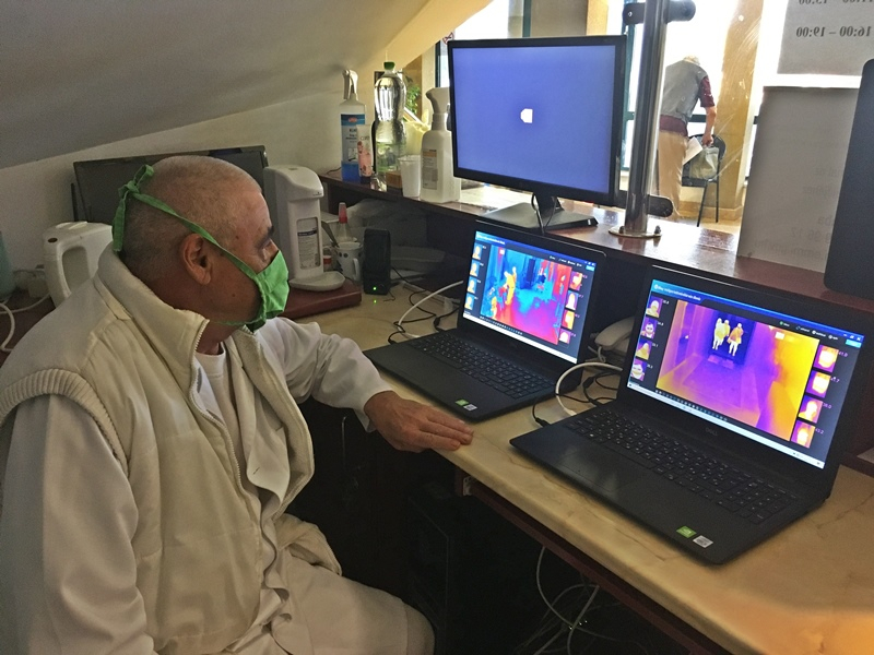 Speciális hőkamerákkal szűrik ki a lázas embereket