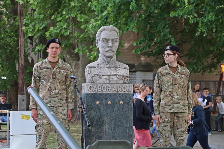 (►) A Honvédelem Napja – koszorúzás Gábor Áron emlékművénél