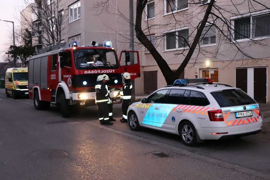 Tűzoltók, mentők, rendőrök segítettek az idős férfinek