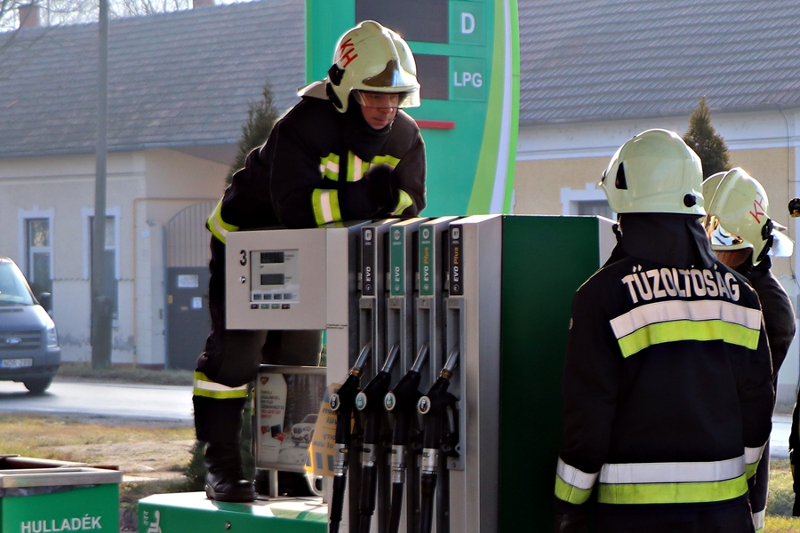 Tűzoltókat riasztottak a halasi benzinkúthoz (galéria)
