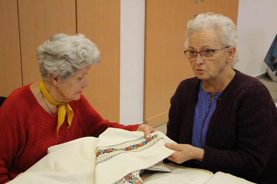 Tűforgatók a könyvtárban