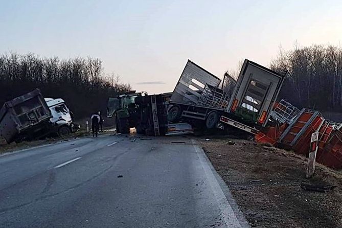 Kamion és traktor ütközött, teljes útzár Mélykút közelében