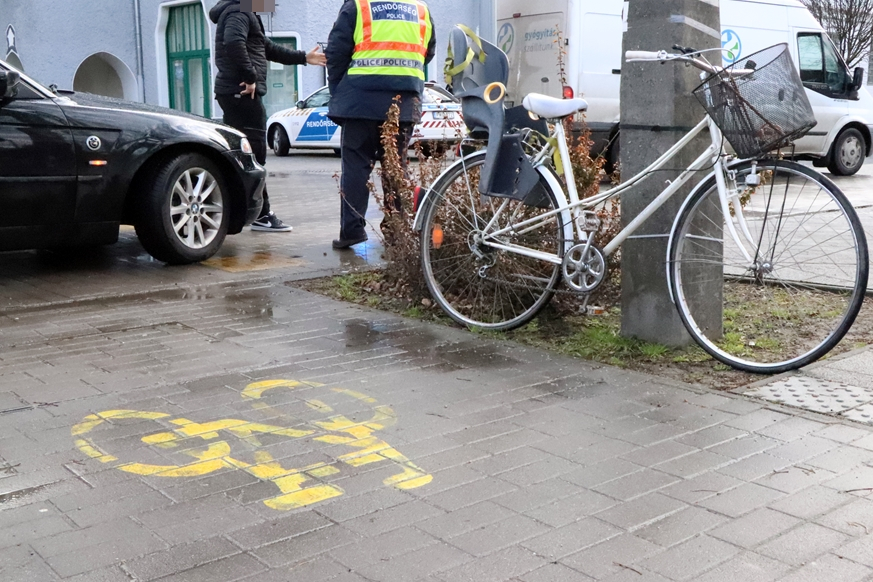 Kerékpáros-baleset volt a Városházánál