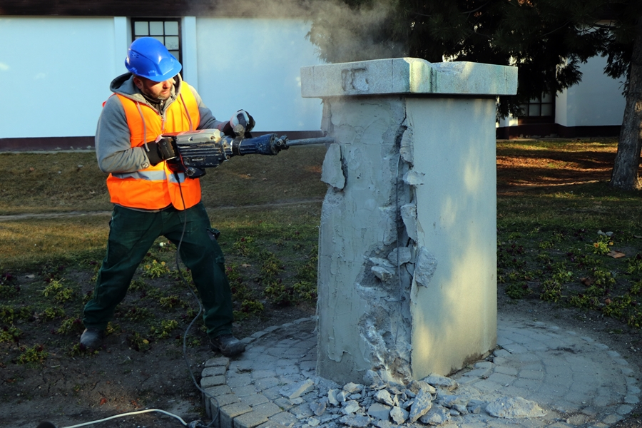 Elbontják a Petőfi Sándor szobrának talapzatát