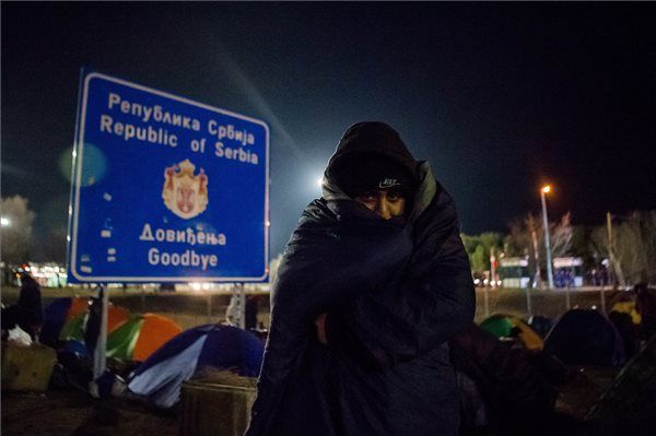 Elvitték a migránsokat a szerb hatóságok, megnyitották a határátkelőt