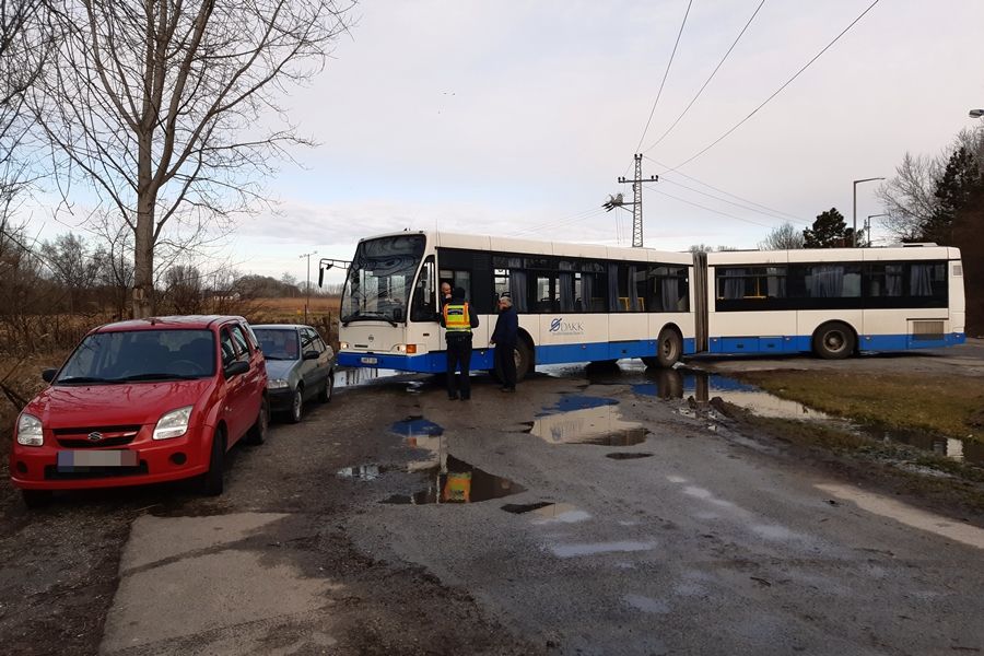 Szabálytalanul parkoló autók miatt álltak meg a buszok