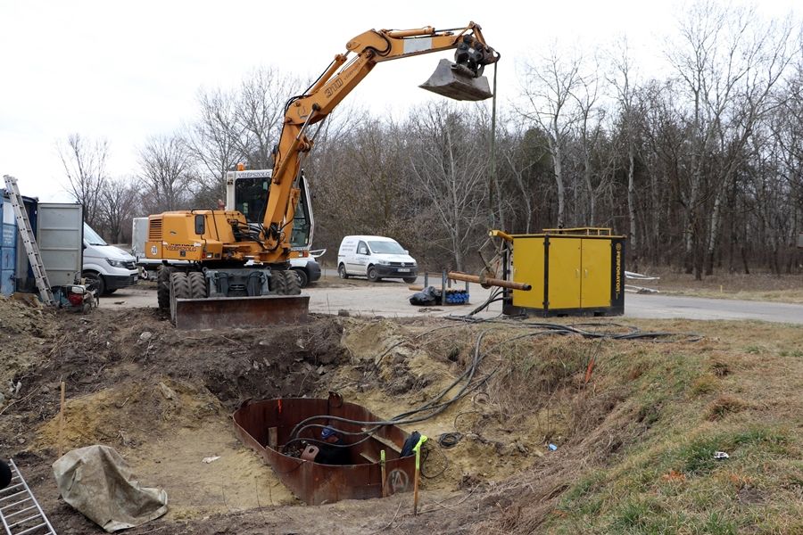 Sóstói vízutánpótlás: átfúrtak a vasúti sín alatt