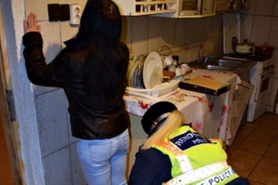 Őrizetben a halasi prostituált, aki Szarvason rabolt