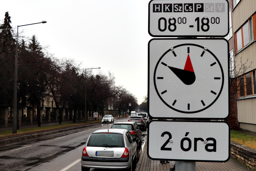 Figyelem! Változott a parkolási rend a Kossuth utcán