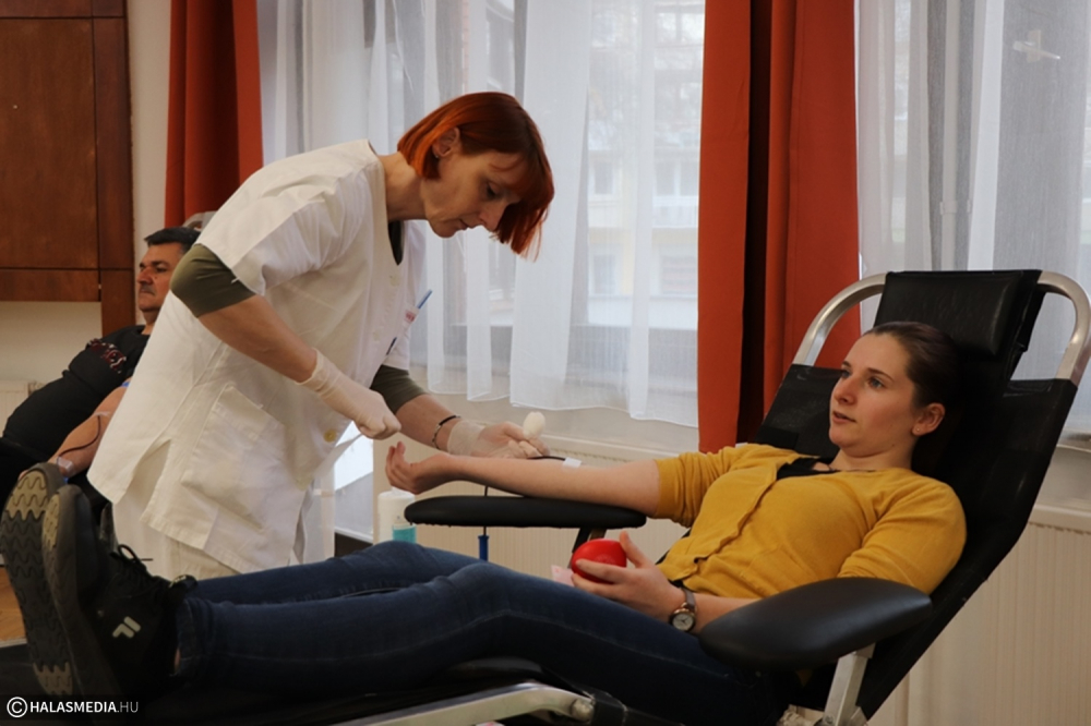 Vért adtak a dékánis diákok, pedagógusok (galéria)