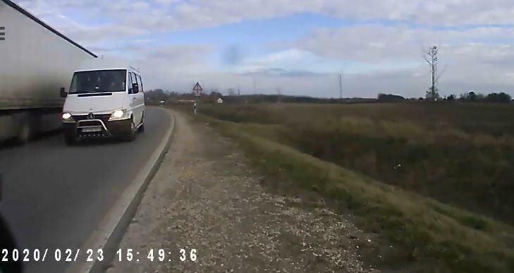 Kamera rögzítette az életveszélyes előzést