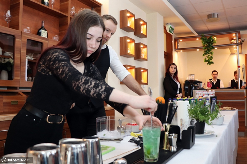 Gergely, a bártender tanította a váris diákokat (galéria)