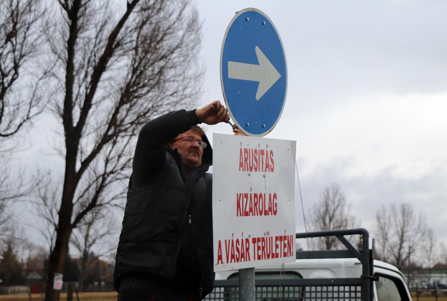 Lezárás és egyirányúsítás a vásártéren