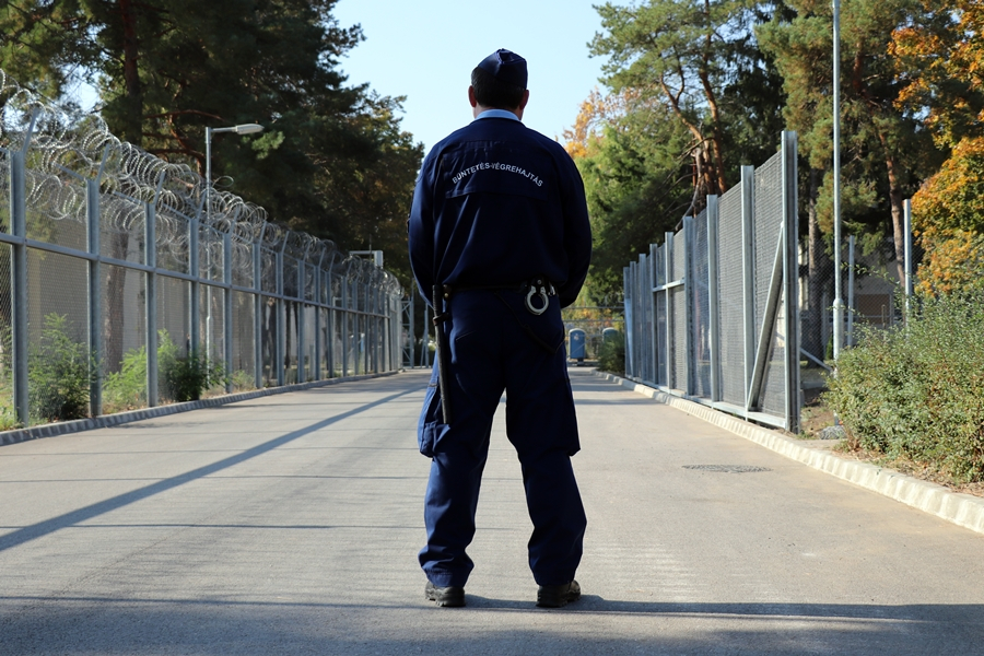 Konténerekkel bővítik a halasi börtön férőhelyeit