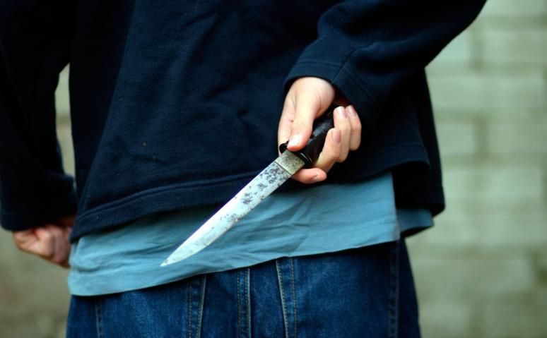 Vádemelés a késes támadó ellen