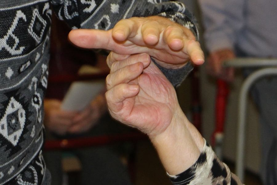 Már plakátokon kérik az időseket, hogy maradjanak otthon