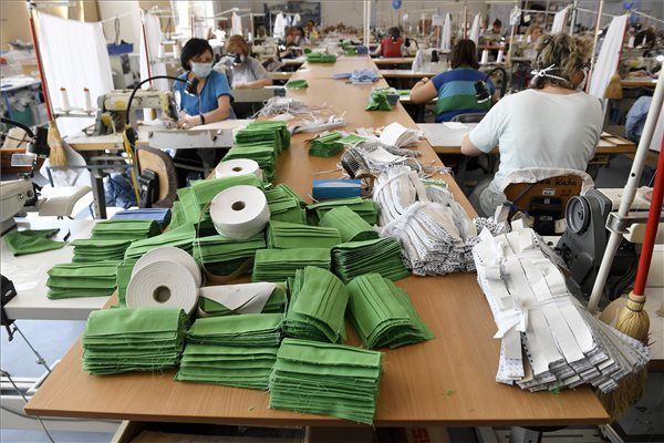 Elkezdik a maszkok gyártását, mentőautó-fertőtlenítő a strand parkolójában