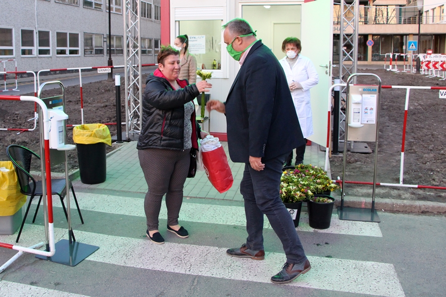 10.500 szál virág a kórházi dolgozóknak