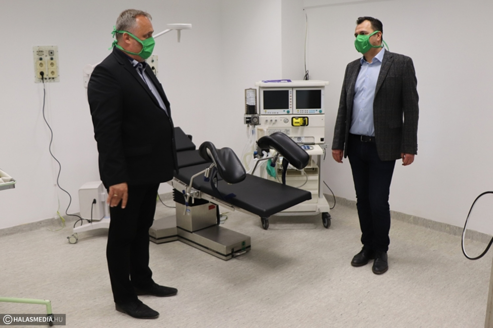 (►) Adomány: 5 milliót érő altató-, lélegeztető gépet kapott a kórház (galéria)