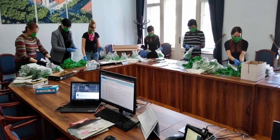 Már 1800 szájmaszk van úton a családokhoz