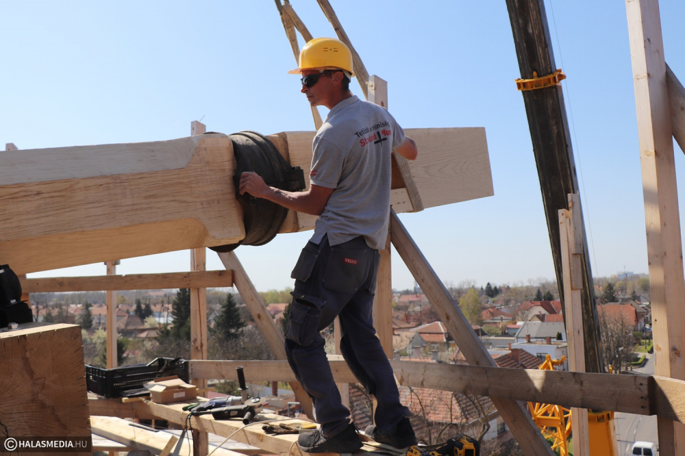 Látványos munkafázis a Sáfrik szélmalom felújításánál (galéria)