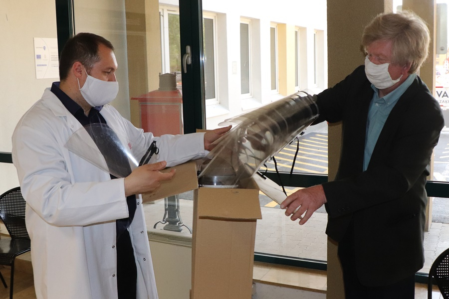 Arcvédő pajzsokat adományozott a kórháznak a szakképzési centrum (galéria)