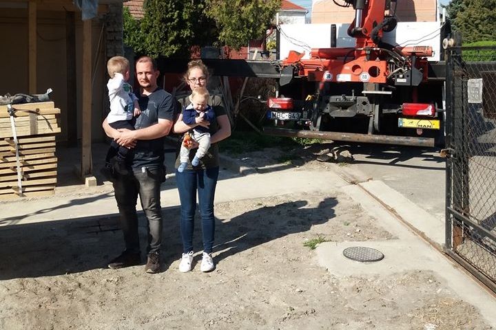 Egy teherautónyi építőanyaggal segített a Merkbau