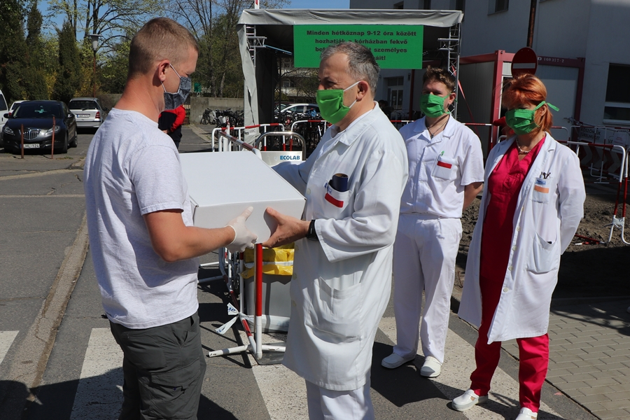 Ózongenerátort adott a kórházunknak a Balogh-család